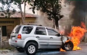 Satu unit mobil Ford Everest terbakar di Jalan Sei Serayu, Kelurahan Babura Sunggal, Kecamatan Medan Sunggal