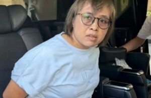 Buron Sabu Rp 5 Triliun Akhirnya Tumbang di Kamboja!Buronan internasional kasus penyelundupan 2 ton sabu, Dewi Astutik alias PAR, akhirnya berhasil ditangkap di Kamboja setelah pelarian panjangnya.