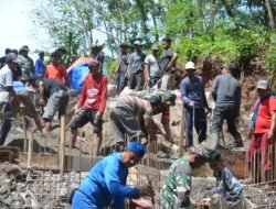 PENUH SEMANGAT KEBERSAMAAN, PENGECORAN JEMBATAN GARUDA AIR RINGKIH DILAKSANAKAN BERSAMA MASYARAKAT