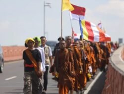 Misi Damai 58 Biksu: Jalan Kaki dari Bali ke Borobudur, Singgah di Sidoarjo