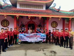 Saka Bhayangkara Polsek Jebus Gelar Bakti Sosial Bersihkan Tempat Ibadah di Parit Tiga