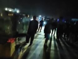 Ratusan Warga Blokade Jalan dan Bakar Meja Judi Tembak Ikan di Tiga Panah, Karo