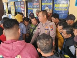 PERSONIL SAMSAT BANGIL SELALU MEMBERIKAN EDUKASI SEBELUM PELAYANAN DIMULAI KEPADA WAJIB PAJAK