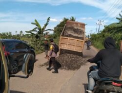 Gotong Royong Perbaiki Jalan Rusak, Warga Sungai Dua Bersinergi dengan TNI-Polri Jelang Idul AdhaHumas Polres Banyuasin Polda SumselBanyuasin