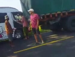 KECELAKAAN BERANTAI DI JRENGIK SAMPANG: BUS MINI UGAL-UGALAN TABRAK KONTAINER, SEJUMLAH KORBAN LUKA PARAH