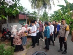 Bhabinkamtibmas Polsek Pemulutan Polres Ogan Ilir Berikan Pendampingan Kunjungan Wakil Bupati Ogan Ilir dalam Penyaluran Bantuan Sosial kepada Warga Sakit di Desa Ulak Petangisan