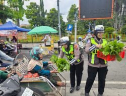 Wujudkan Kamseltibcar Lantas, Satlantas Polres Sampang Manjakan Pengendara Tertib dengan Sayuran Segar