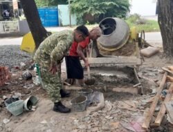 Babinsa dan Warga Bergotong Royong Bangun Jembatan Armco di Pekiringan