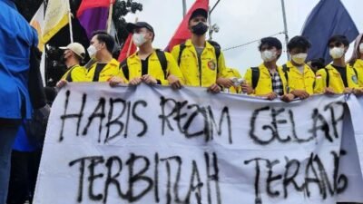 spanduk-yang-dibawa-mahasiswa-dari-aliansi-mahasiswa-indones-l94t