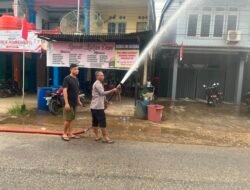 MUSIM KEMARAU: BPAM BERSAMA POLSEK MELIAU DAN MASYARAKAT LAKUKAN PENYEMPROTAN AIR DAN PENGISIAN AIR MASJID DI MELIAU HILIR