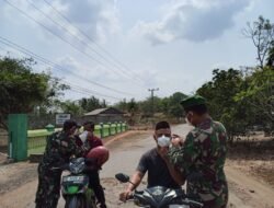 ANTISIPASI DAMPAK AKTIVITAS GUNUNG ANAK KRAKATAU, KODIM 0427/WAY KANAN BAGIKAN MASKER KEPADA MASYARAKAT
