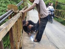 Jembatan Kayu Ara Rusak, Dinas PU Bergerak Lakukan Perbaikan, Warga Diimbau Batasi Kendaraan Berat